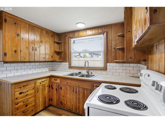 1008 COBURG Rd, Eugene, OR 97401
