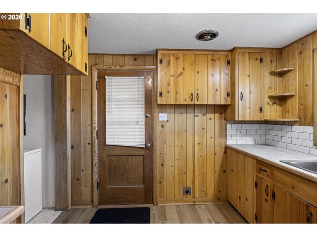 1008 COBURG Rd, Eugene, OR 97401