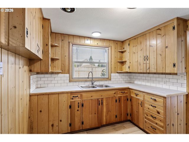 1008 COBURG Rd, Eugene, OR 97401