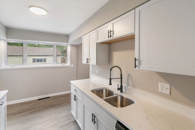 17303 Chicago Avenue, Lansing, IL 60438