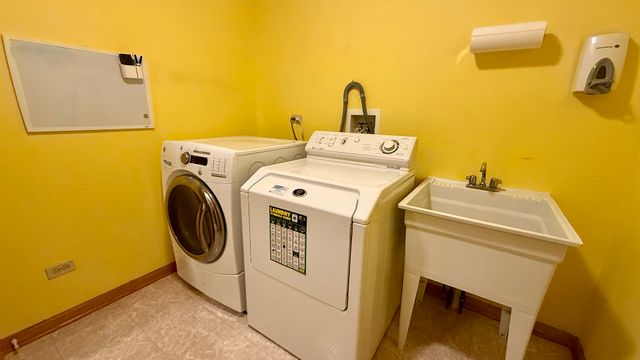 2075 Longwood Court, Romeoville, IL 60446