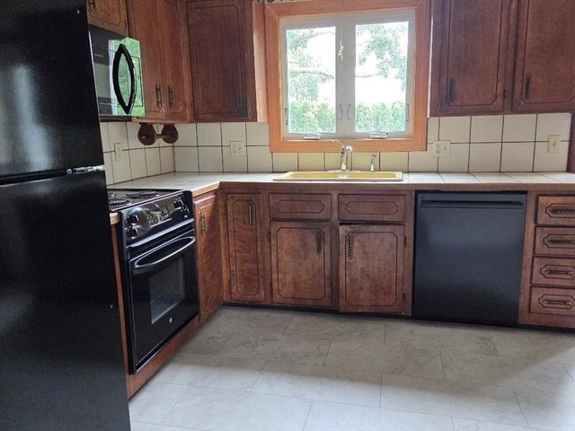 64 Woolley Ave, Somerset, MA 02726