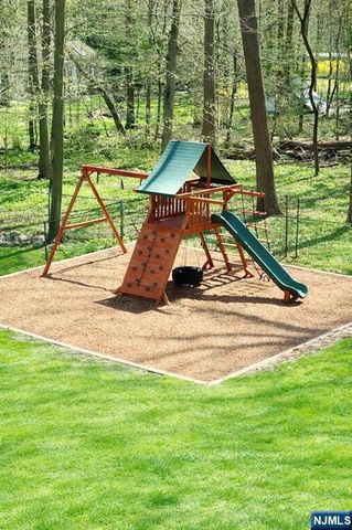 65 Edgewood Drive, Twp Of Washington, NJ 07676