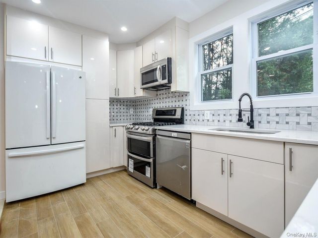 4 S 8th Street, New Hyde Park, NY 11040