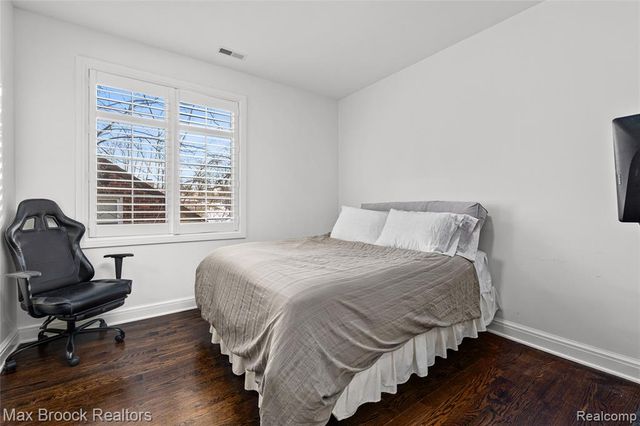 864 Chestnut Street, Birmingham, MI 48009