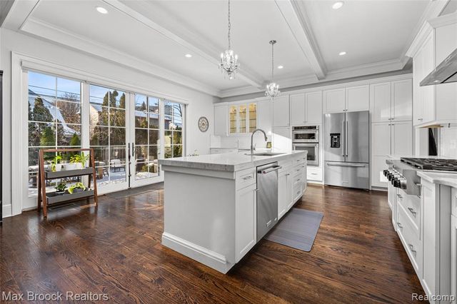 864 Chestnut Street, Birmingham, MI 48009