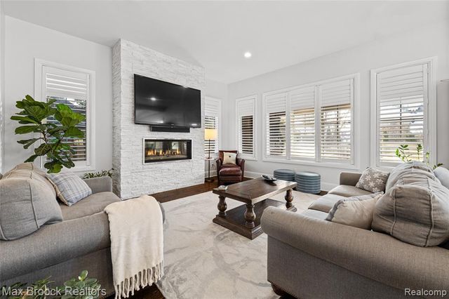 864 Chestnut Street, Birmingham, MI 48009