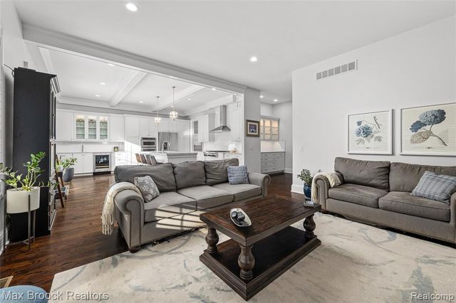 864 Chestnut Street, Birmingham, MI 48009