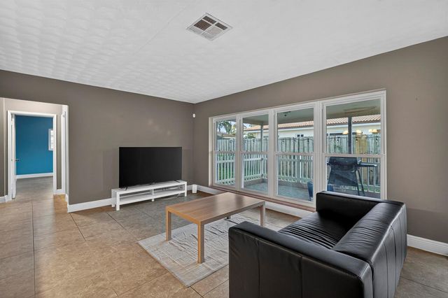 2750 SE 3rd Street, Pompano Beach, FL 33062
