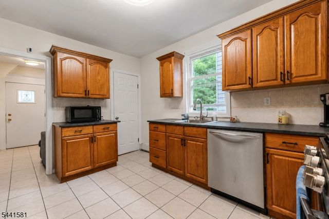 37 Fenner Ave, Clifton City, NJ 07013