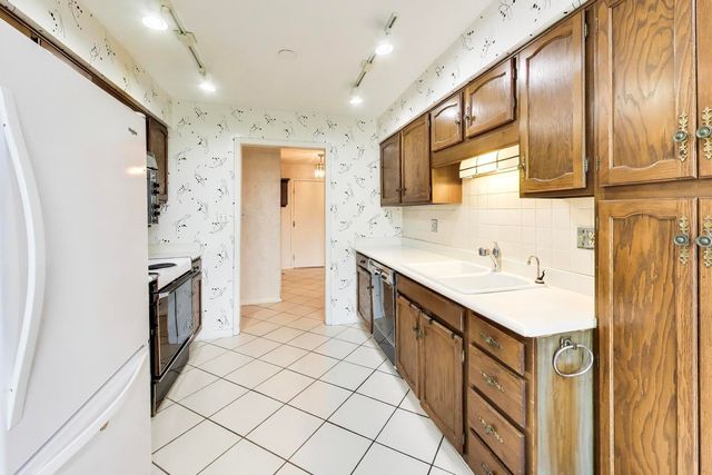 9558 Gross Point Road A605, Skokie, IL 60076