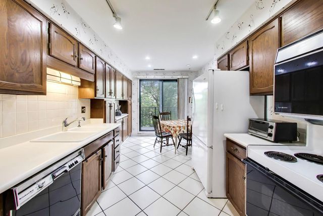 9558 Gross Point Road A605, Skokie, IL 60076
