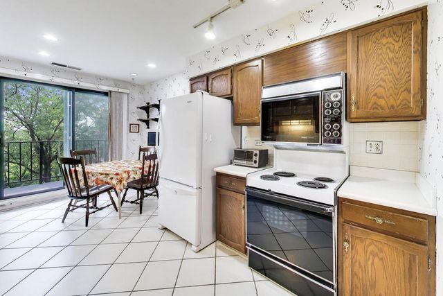 9558 Gross Point Road A605, Skokie, IL 60076