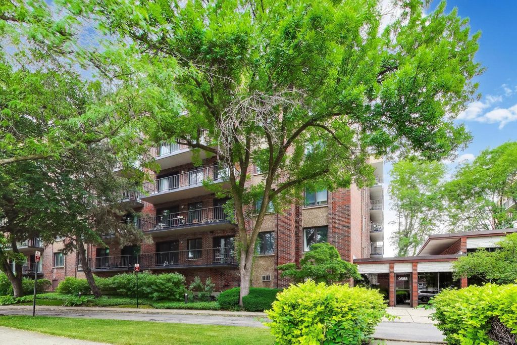 9558 Gross Point Road A605, Skokie, IL 60076
