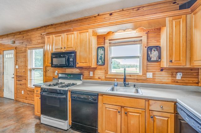 1215 Beaver Creek Dr, Mason, TN 38049