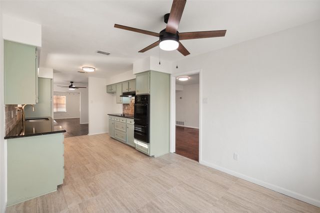 701 Rocky Canyon Road, Arlington, TX 76012