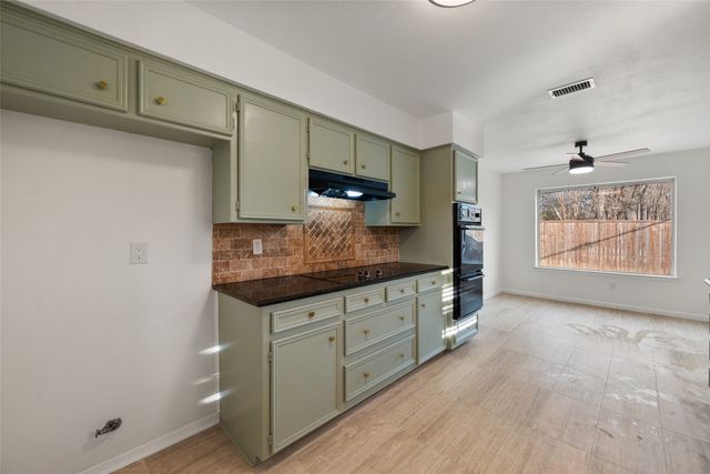 701 Rocky Canyon Road, Arlington, TX 76012