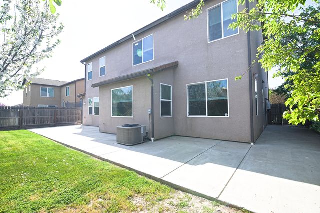 2160 N Stokes Court, Visalia, CA 93291