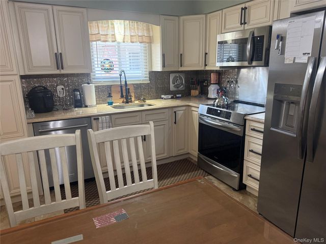 15 3rd Avenue, East Rockaway, NY 11518