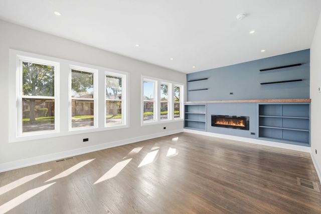 8718 S Euclid Avenue, Chicago, IL 60617
