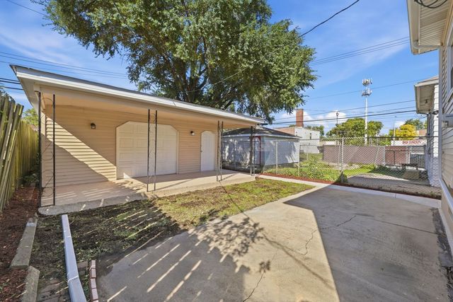8718 S Euclid Avenue, Chicago, IL 60617