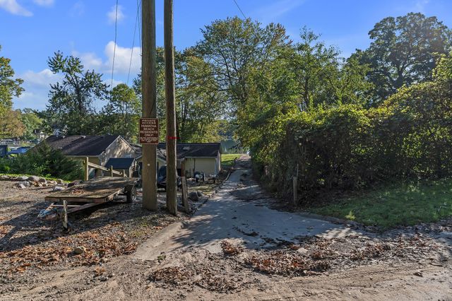 6240 Hiawatha Road, Whitmore Lake, MI 48189