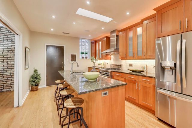 921 W Addison Street 3B, Chicago, IL 60613