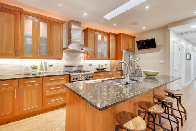 921 W Addison Street 3B, Chicago, IL 60613