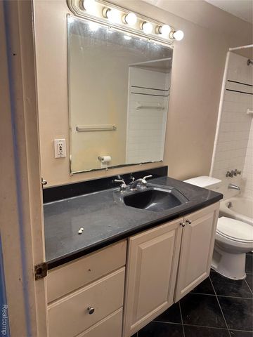 24602 Berry Avenue, Warren, MI 48089