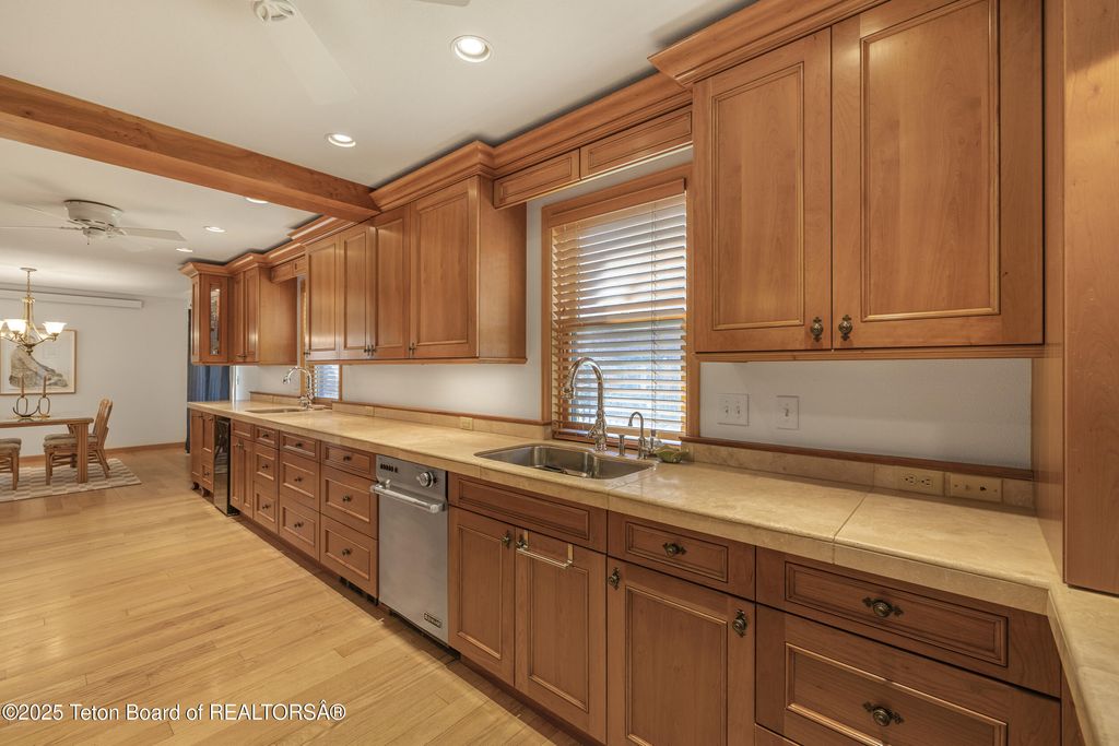 20/22 W KARNS Avenue, Jackson, WY 83001 photo 9