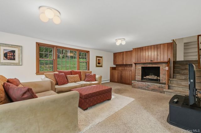 10 Oak Bend Road, Poughkeepsie, NY 12603