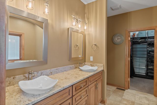 16915 Winston Circle, Clive, IA 50325