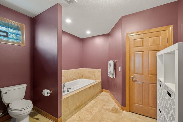 16915 Winston Circle, Clive, IA 50325