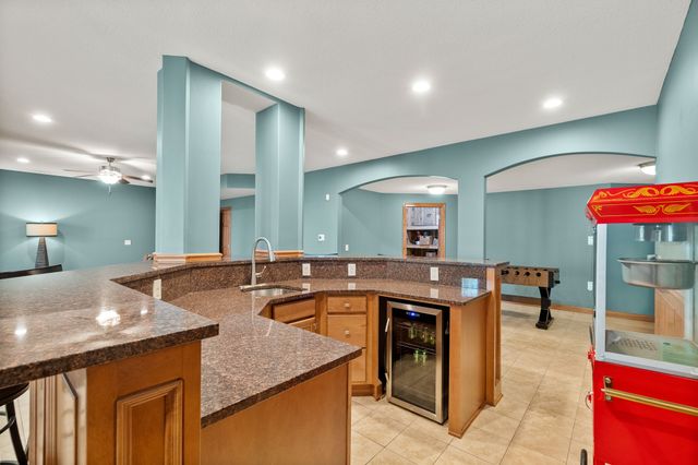 16915 Winston Circle, Clive, IA 50325