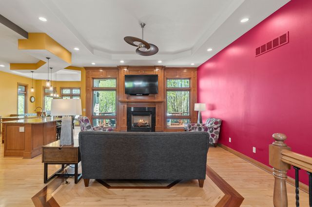 16915 Winston Circle, Clive, IA 50325