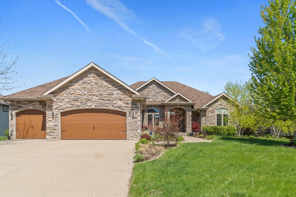 16915 Winston Circle, Clive, IA 50325