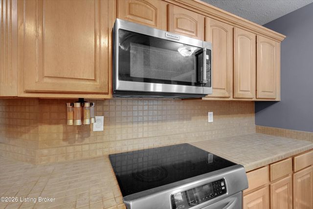 5514 Woodcross Pl, Louisville, KY 40229