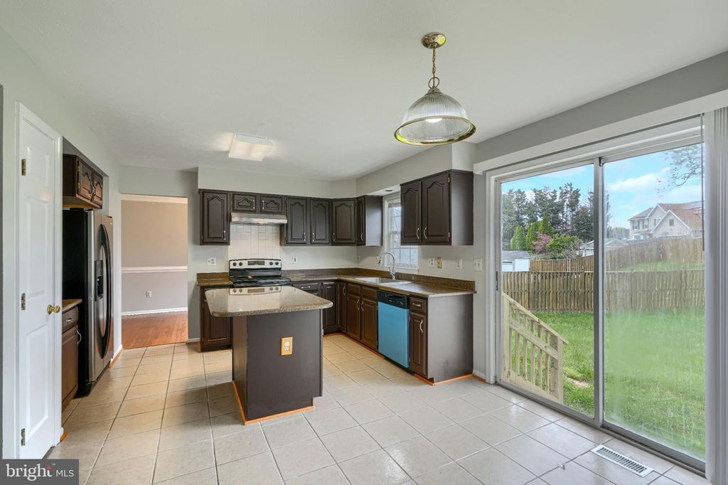 Image 17 of property listing at 20 SUNRISE CT, Randallstown, MD 21133