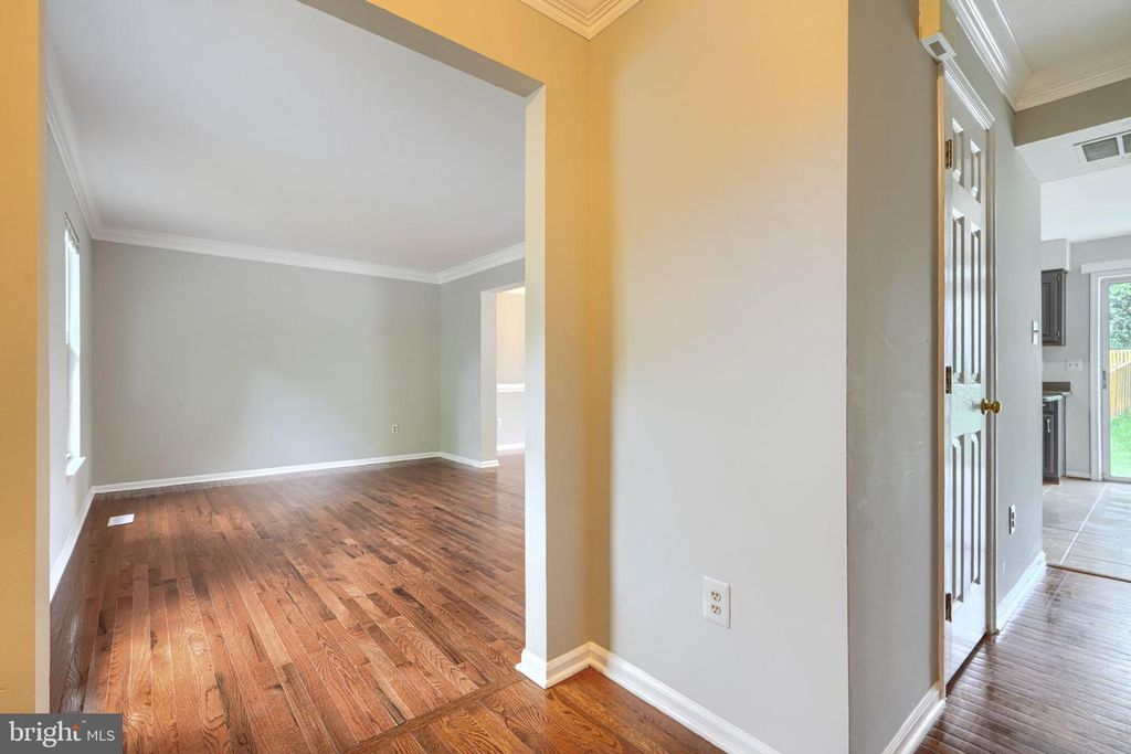 Image 8 of property listing at 20 SUNRISE CT, Randallstown, MD 21133