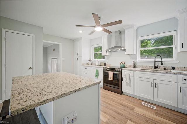 220 Manchester DR, Hampton, VA 23666