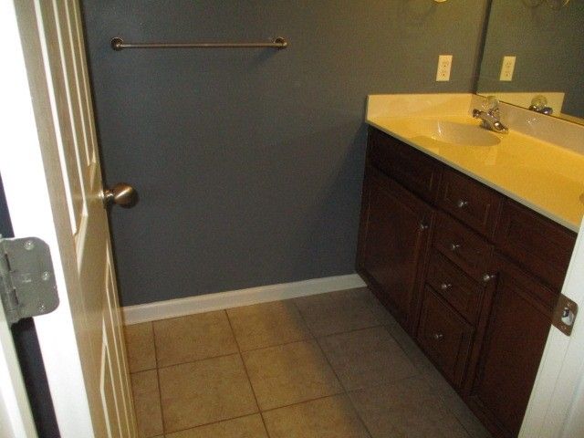 1200 Woodvale Dr, Gallatin, TN 37066