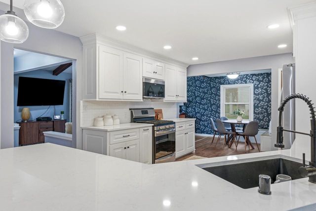 10653 Beacon Hill COURT, Franklin, WI 53132