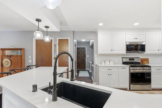 10653 Beacon Hill COURT, Franklin, WI 53132