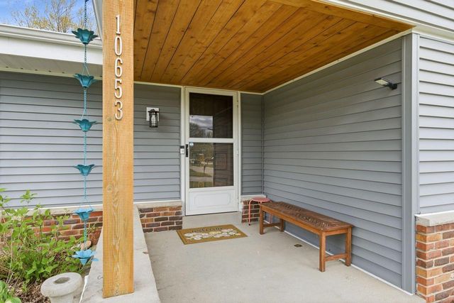 10653 Beacon Hill COURT, Franklin, WI 53132