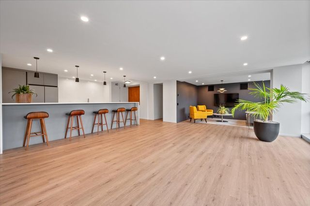 330 W Diversey Parkway 706, Chicago, IL 60657