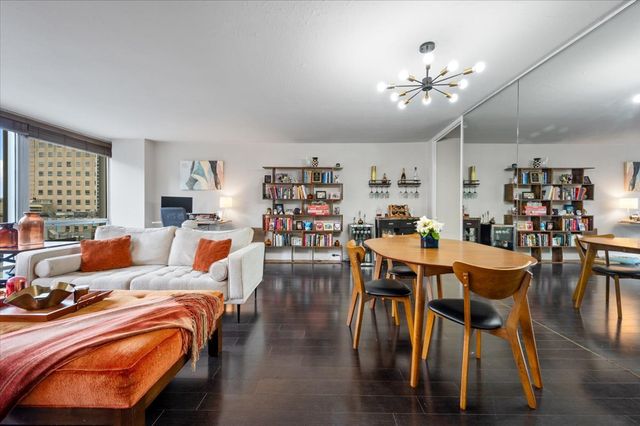 330 W Diversey Parkway 706, Chicago, IL 60657