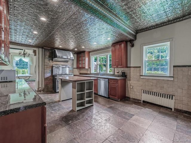 44 Arbor Place, Glen Cove, NY 11542