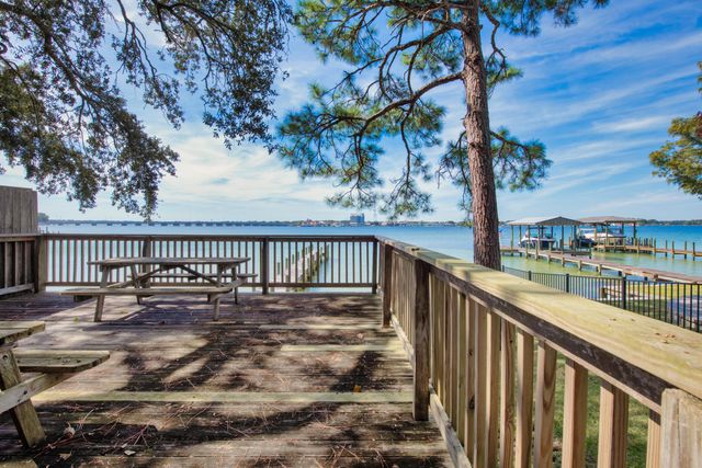 2552 Palm Shores Drive, Shalimar, FL 32579