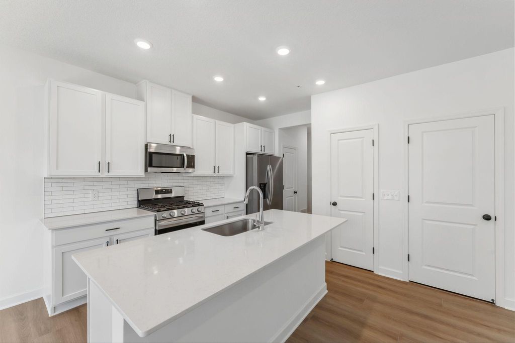 4034 Hayward Avenue N, Oakdale, MN 55128 — photo 2
