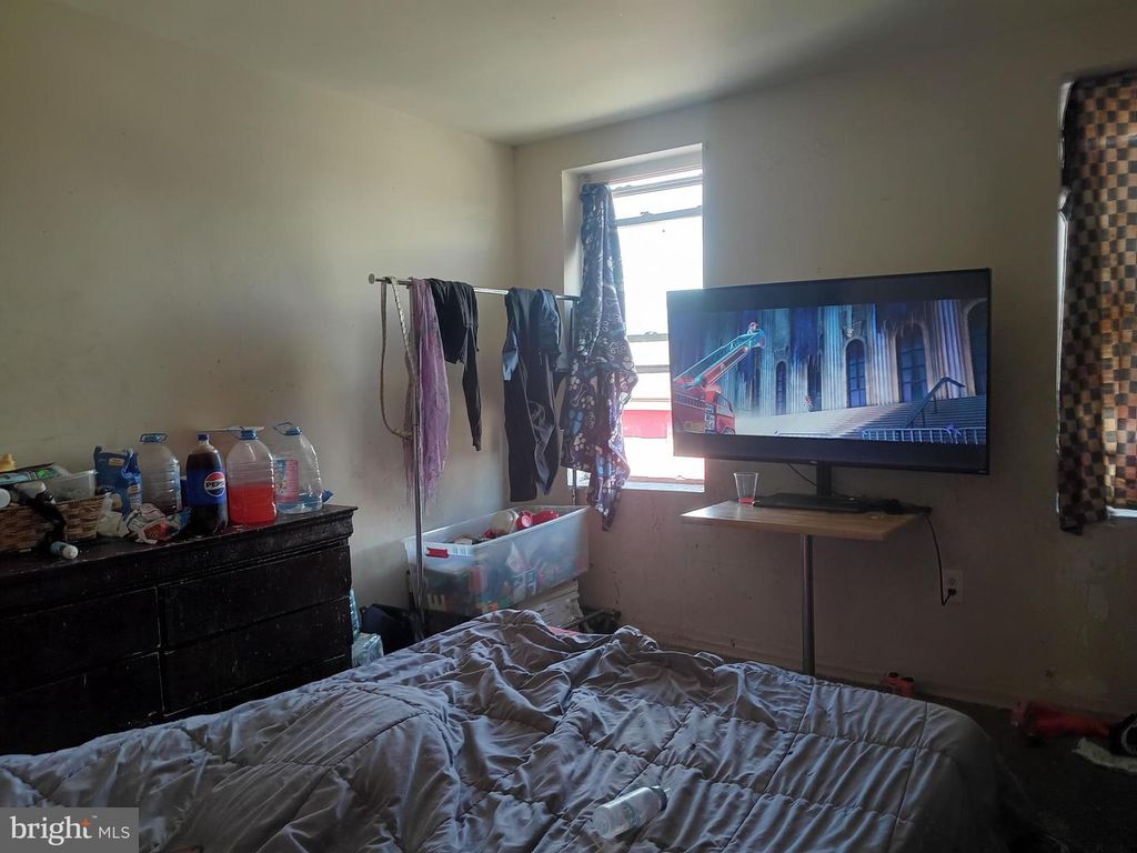 Image 6 of property listing at 1302 N SPRING ST, Baltimore, MD 21213